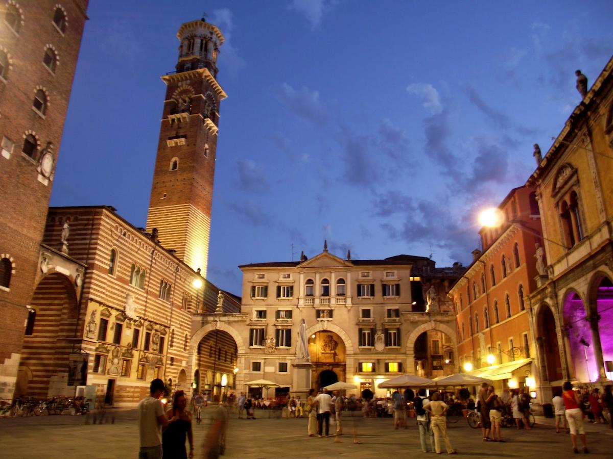 Piazza dei Signori - Verona, il cuore di Vinitaly and the City