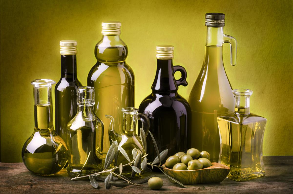 olio di oliva in bottiglia