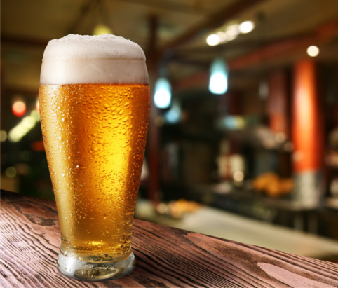 Bicchiere di birra Giovani e birra