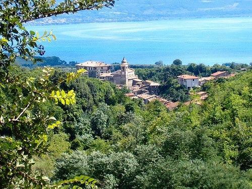 Panorama sulla città di Gradoli con il Lago di Bolsena sullo sfondo