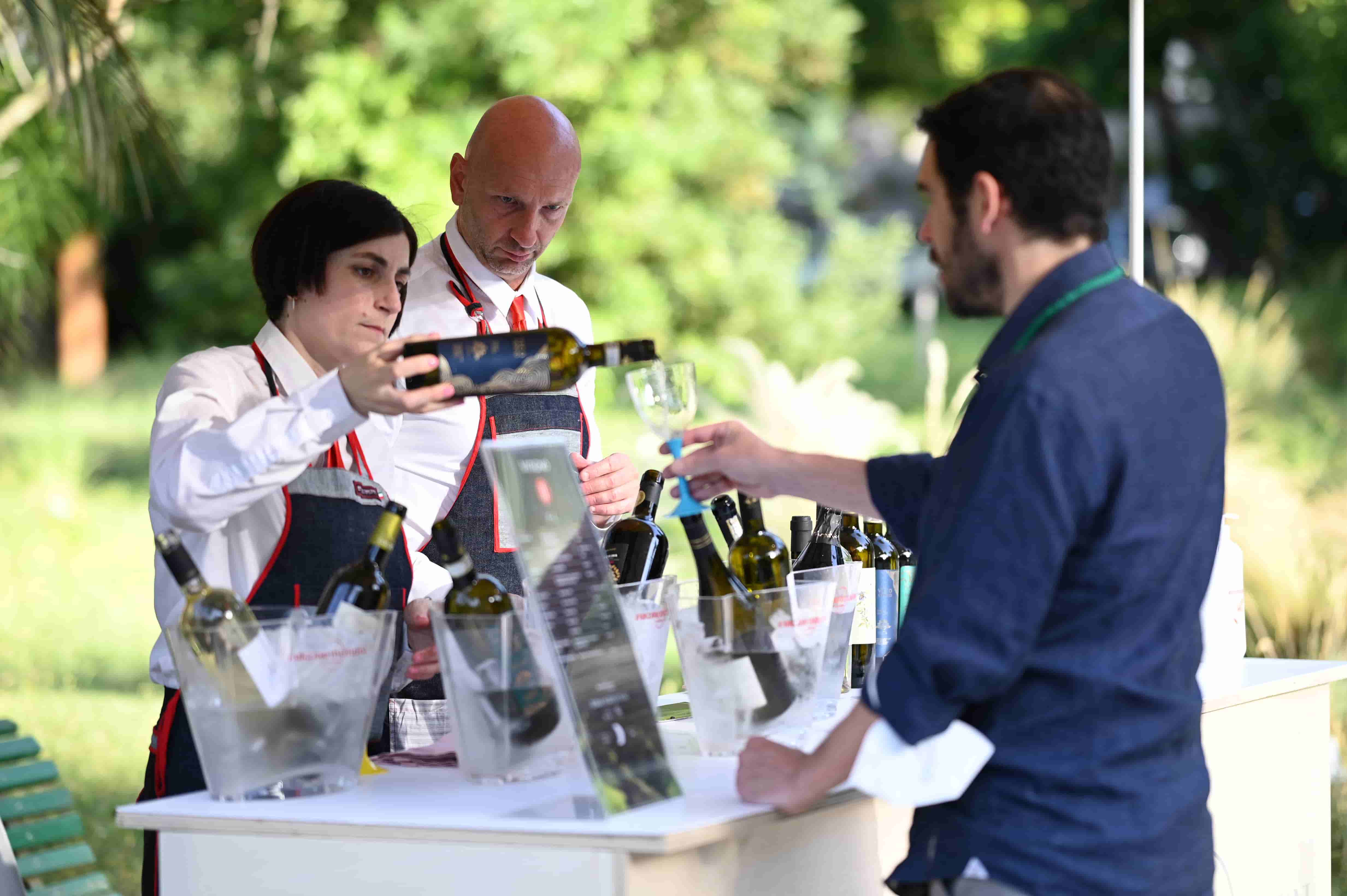 Un banco di assaggio con degustazione libera di vini