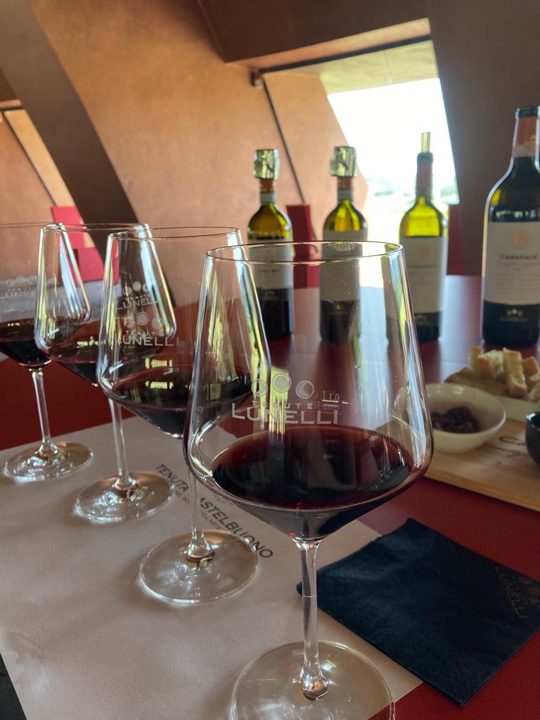 La degustazione di vini a Castelbuono - Tenute Lunelli