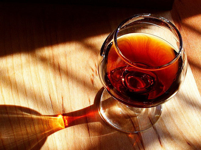 Calice di Marsala Bicchiere pieno di vino Marsala