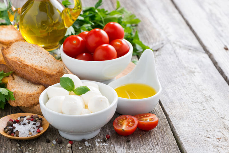 Olio extravergine di oliva con pomodoro e mozzarella