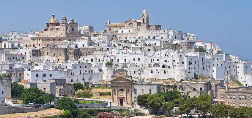 Vista sulla bianchissima città di Ostuni