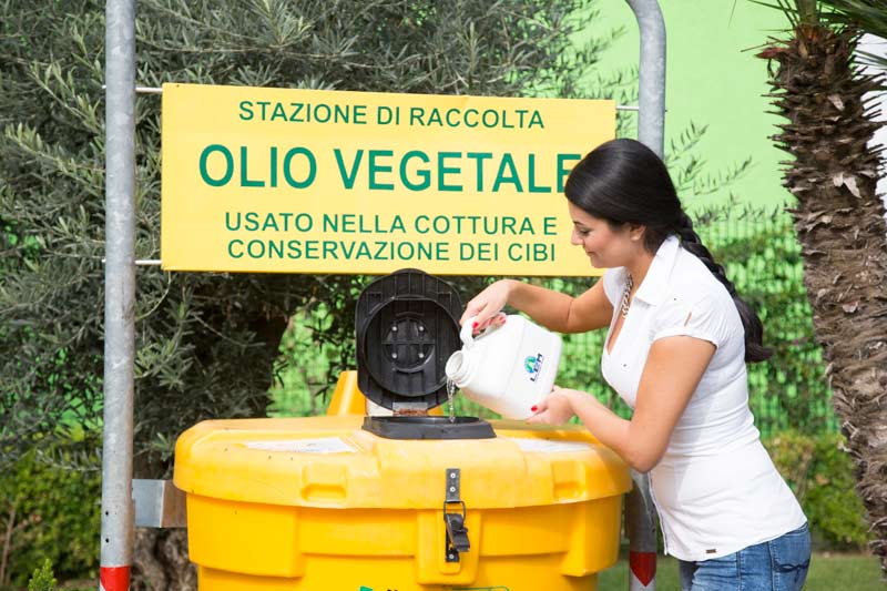 Come smaltire l'olio: la fase di raccolta dell'olio vegetale usato