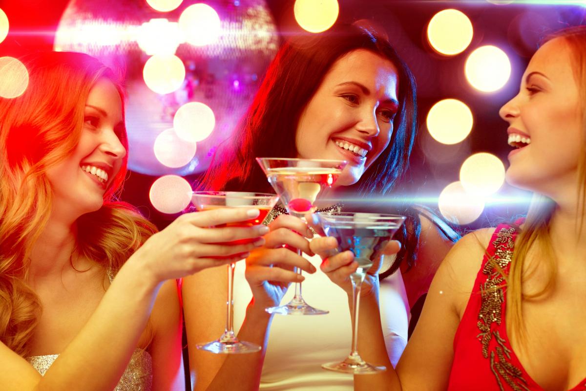 Ragazze che bevono un cocktail in un locale notturno