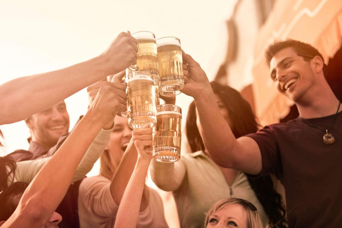 Millennials che brindano con la birra artigianale