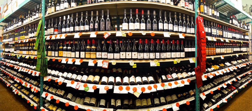 Scelta del vino nei supermercati: l'assortimento di vini italiani in un supermercato USA