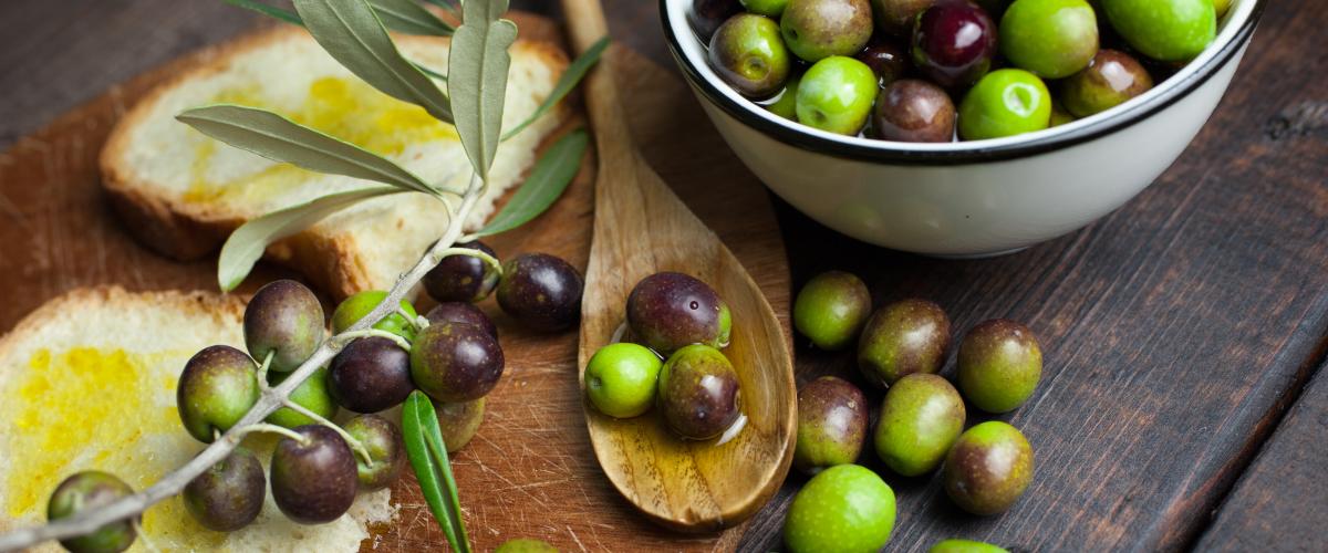 Consumare olio extravergine d'oliva con il pane L'olio d'oliva fa ingrassare?
