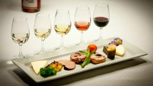 Quando nasce la regola di abbinare il vino al cibo Assaggi di cibo abbinati a vini diversi