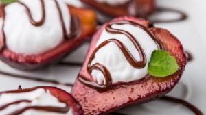 Le pere cotte nel vino rosso sono un valido dessert ricco di fibre per concludere il pasto Pere cotte al vino rosso con cannella e chiodi di garofano