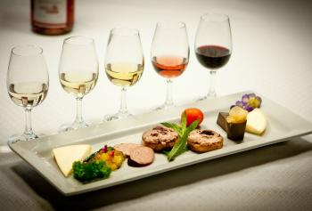 Assaggi di cibo abbinati a vini diversi