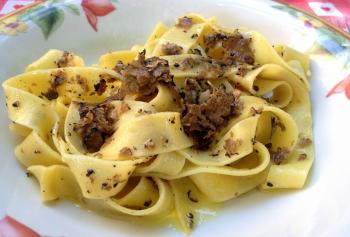 Piatto di fettuccine cucinate alla maniera di Norcia