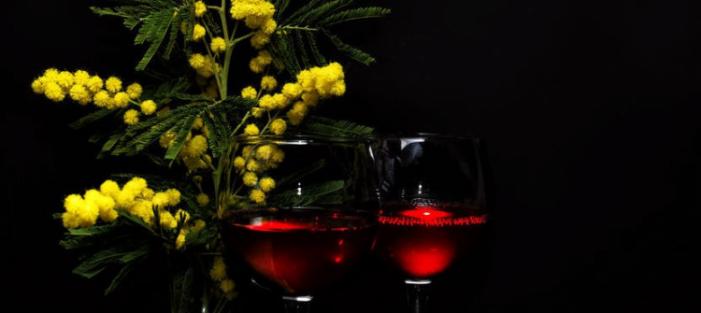 Otto bottiglie di vino per l'8 marzo