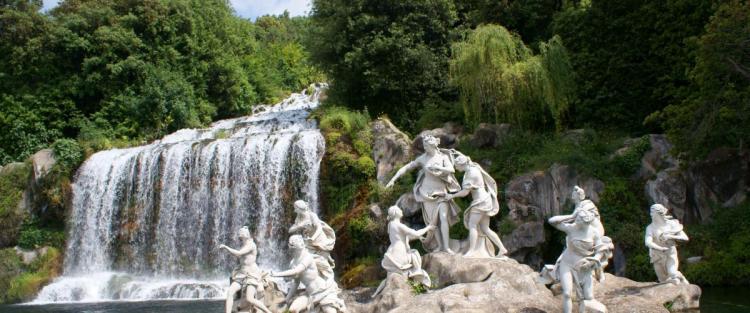 Il liquore fatto con erbe del giardino della Reggia di Caserta