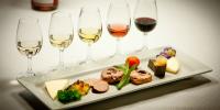 Assaggi di cibo abbinati a vini diversi