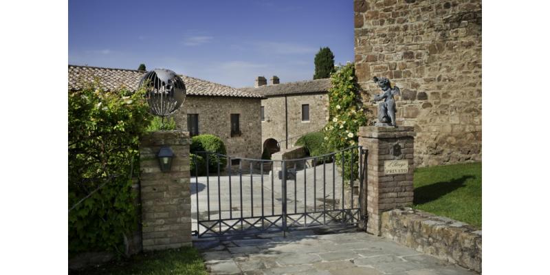 Castello Banfi - Il cancello di ingresso