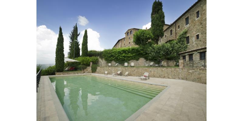 Castello Banfi - Vista del borgo con la piscina