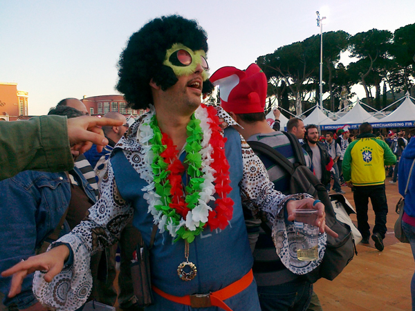 tifoso di rugby beve birra durante il terzo tempo