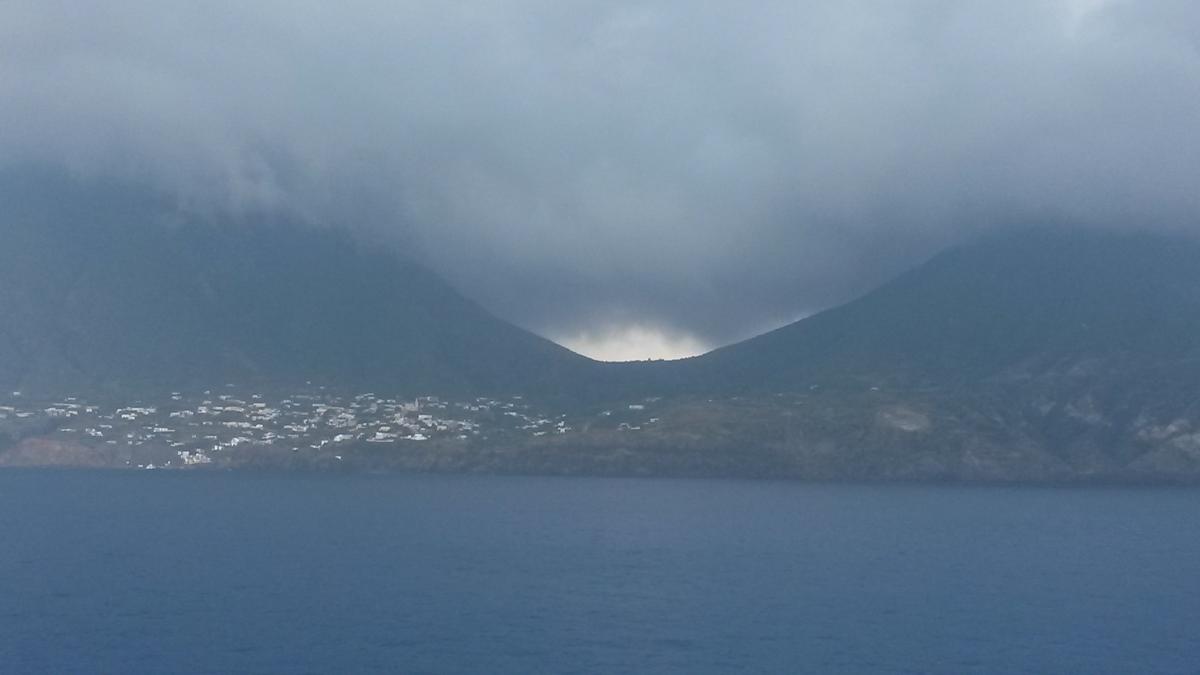 veduta dal mare dell'Isola di Salina