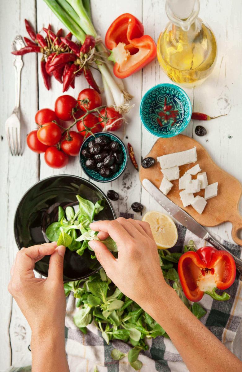 La preparazione di un piatto vegetariano durante il periodo del lockdown