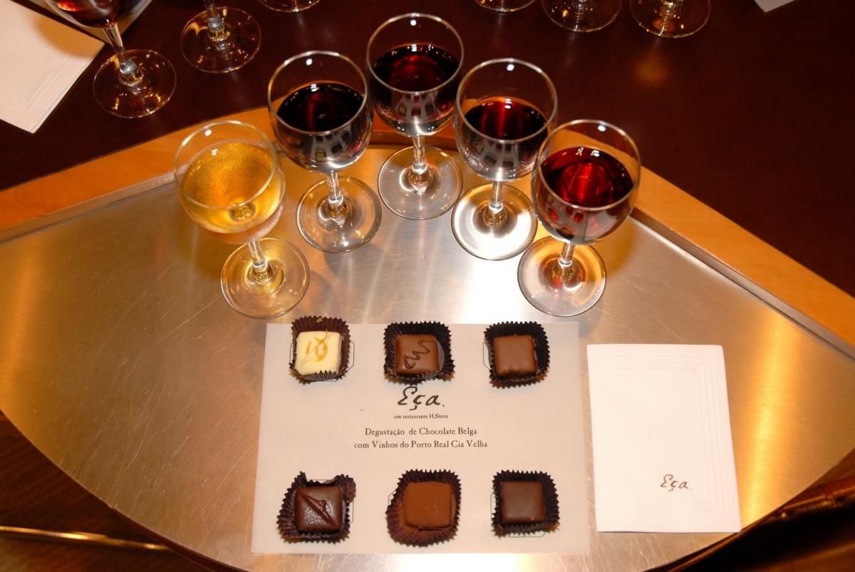 Calici di vino Porto in abbinamento al cioccolato